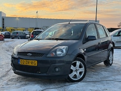 Ford Fiesta - 1.3-8V Futura XL/ LAAG KM/ ZEER NETJES/ VELGEN