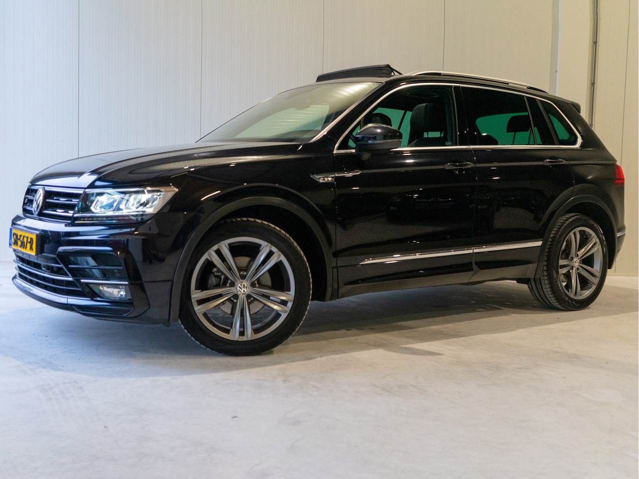Volkswagen Tiguan - 1.4 TSI ACT Highline Business R I 1ste eig. I R-Line I 18" I Camera I Virtual I Adap. Crui - AutoWereld.nl
