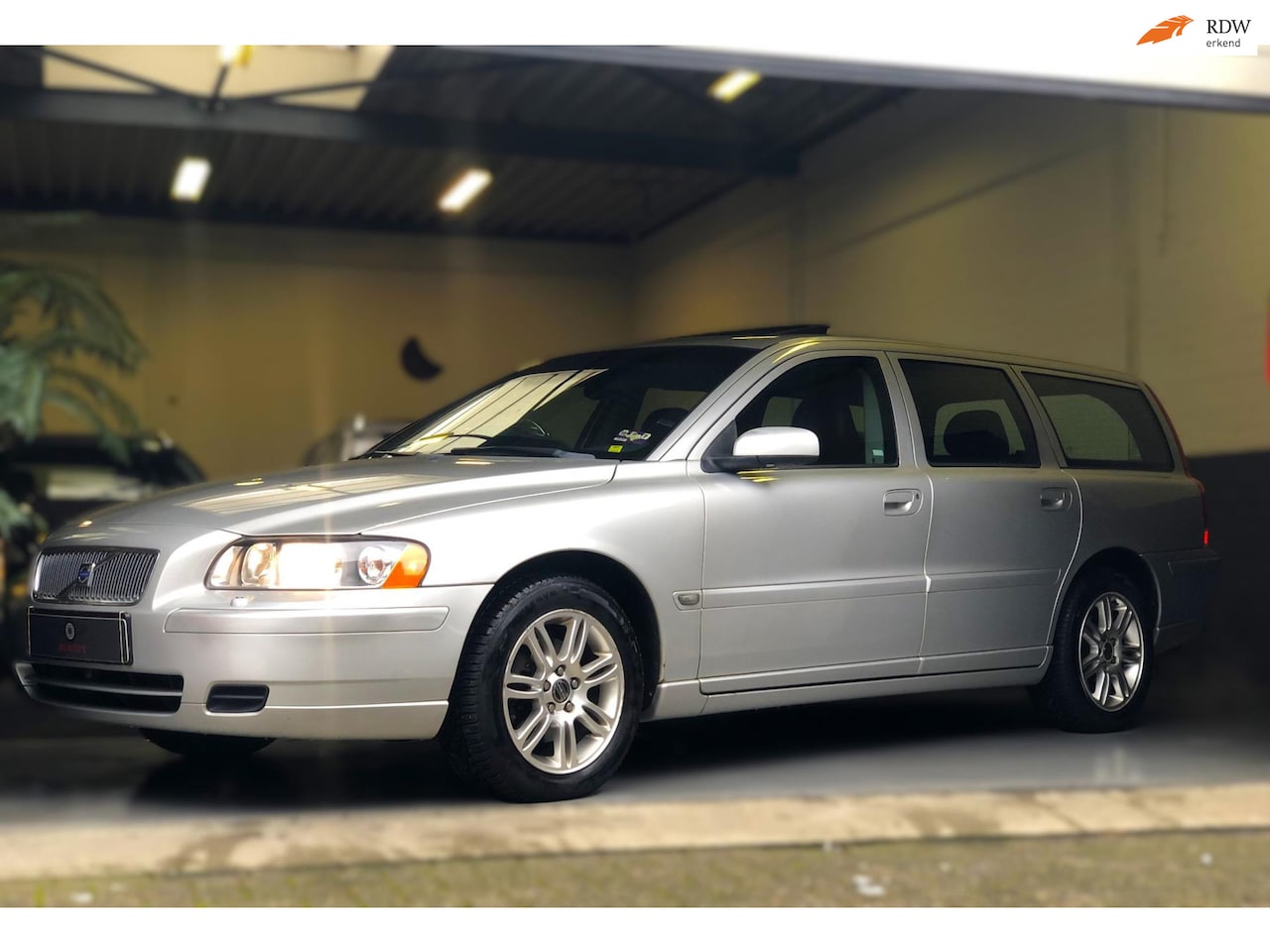 Volvo V70 - 2.4i Sport 170pk/LEER/CRUISE/Stoelverw. - AutoWereld.nl