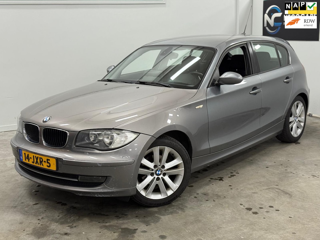 BMW 1-serie - 116i Business Line / MULTIEMEDIA-CARPLAY / NETTE AUTO / NIEUWE KETTING - AutoWereld.nl