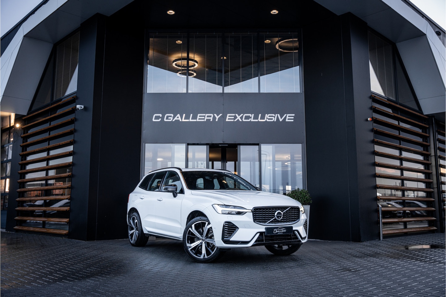 Volvo XC60 - 2.0 Recharge T8 AWD R-Design - Luchtvering | Panorama | H&K | Memory | 360 Camera - AutoWereld.nl