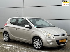 Hyundai i20 - 1.2i DynamicVersion Airco |Stuurbed |Trekhaak |Electr Ramen |Nap |Boekjes
