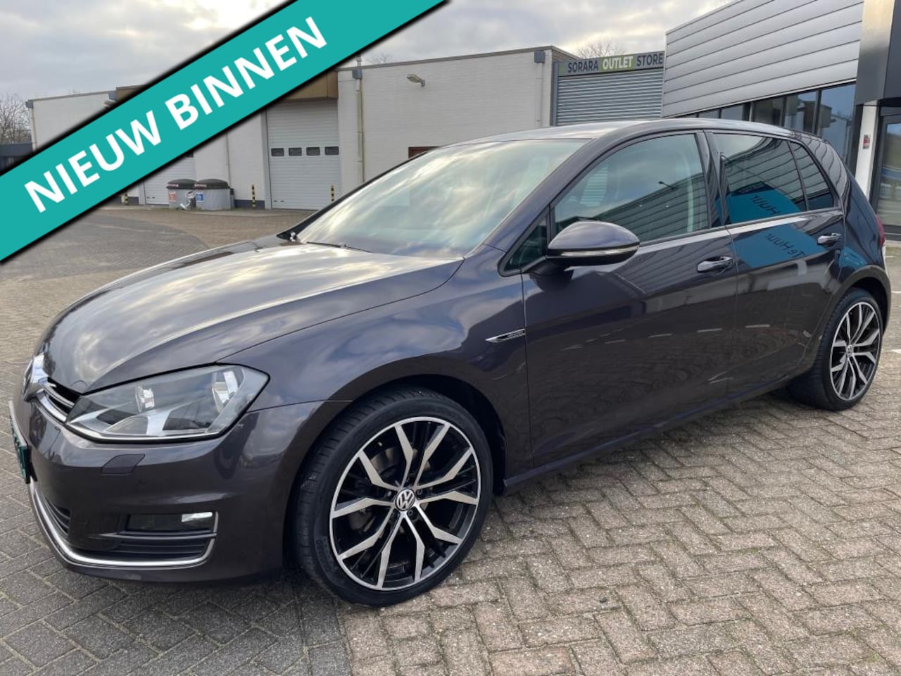 Volkswagen Golf - 1.2 TSI Lounge, Navigatie , Keyless Entry , Carplay . Standkachel - AutoWereld.nl