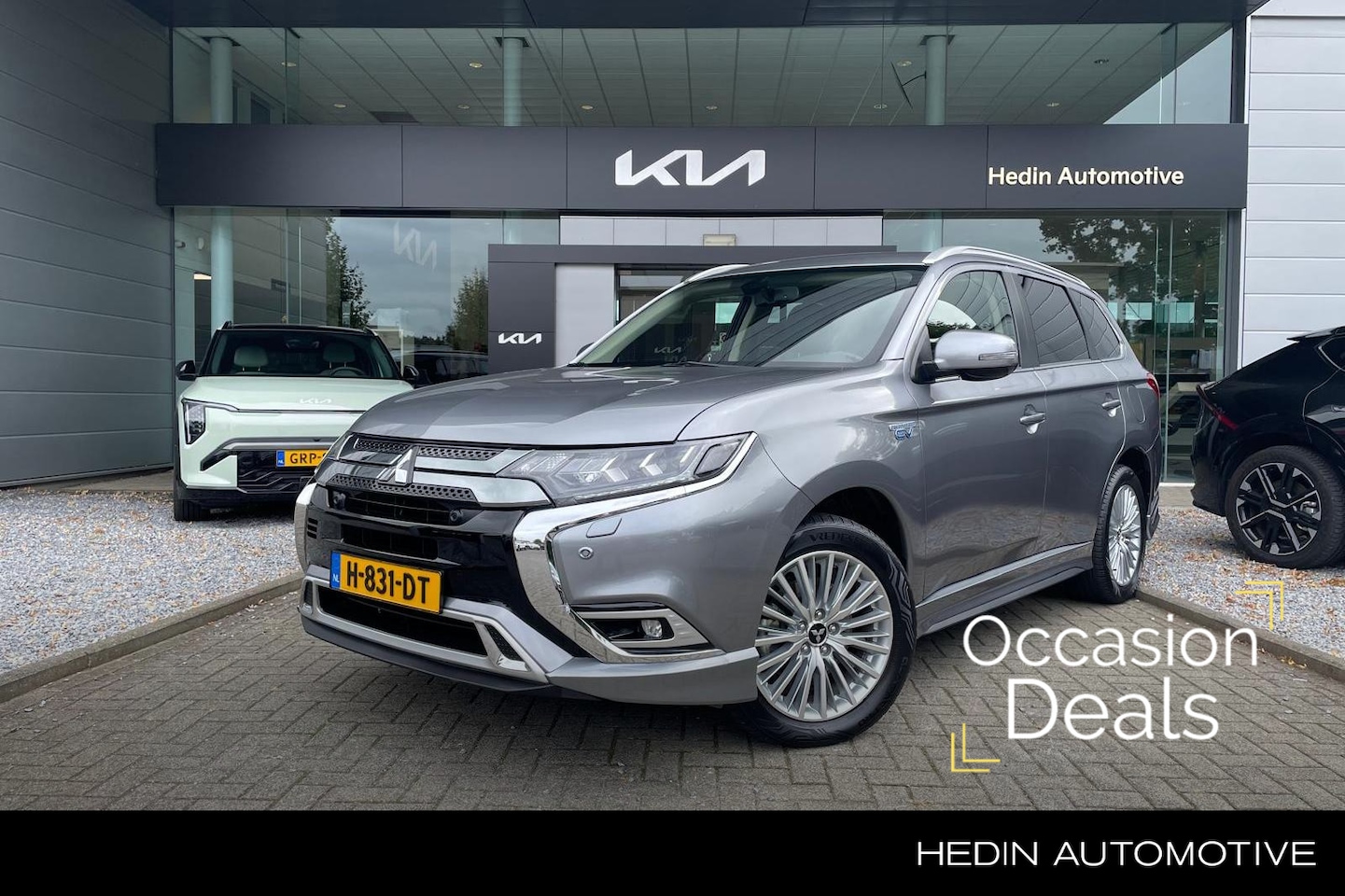 Mitsubishi Outlander - 2.4 PHEV Intense S Trekhaak | 1.500 Trekgewicht | Camera - AutoWereld.nl