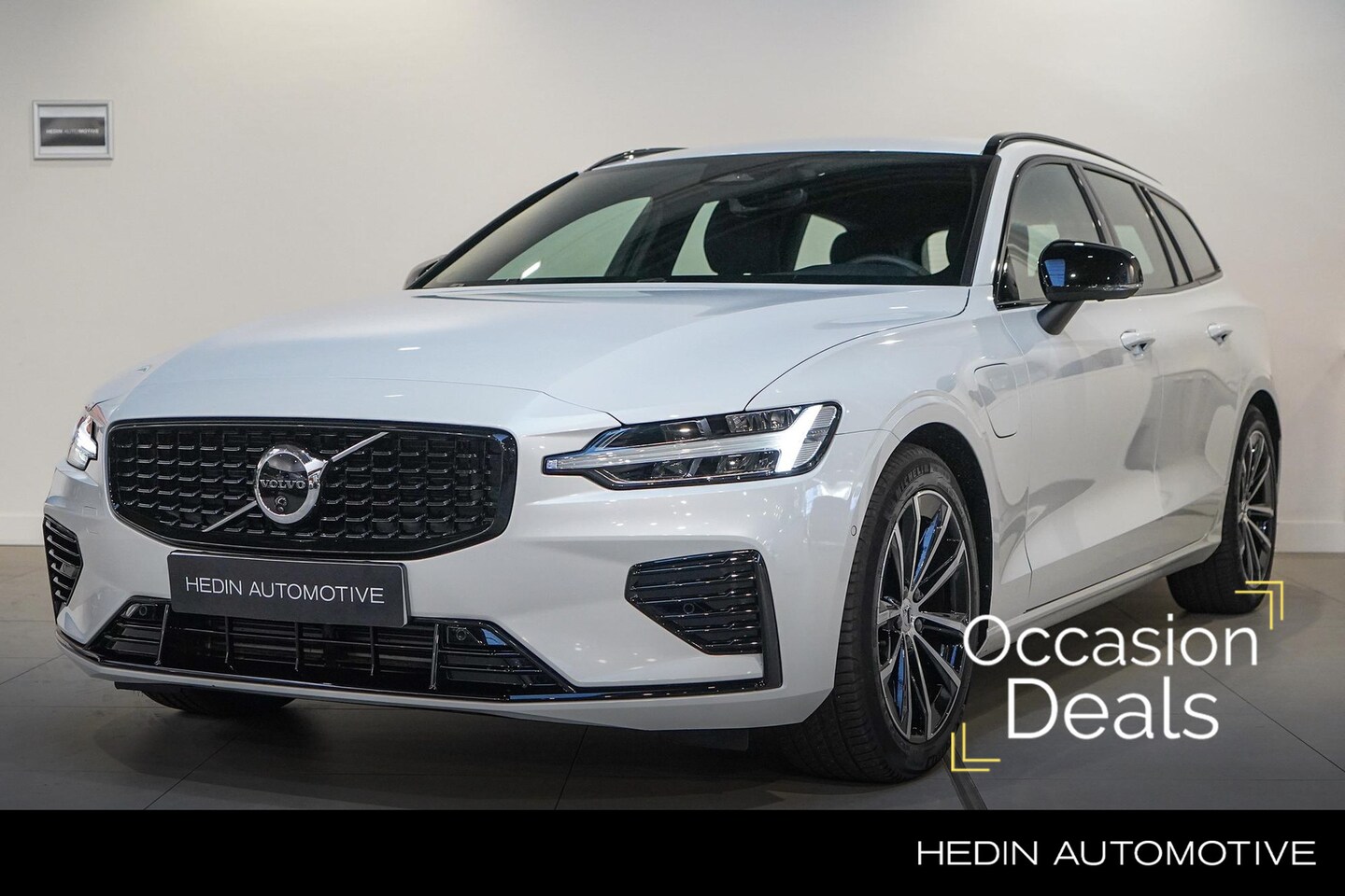 Volvo V60 - T6 Plug-in hybrid AWD Plus Dark 350pk | 2000 kg trekgewicht | Elektrische stoelen met gehe - AutoWereld.nl