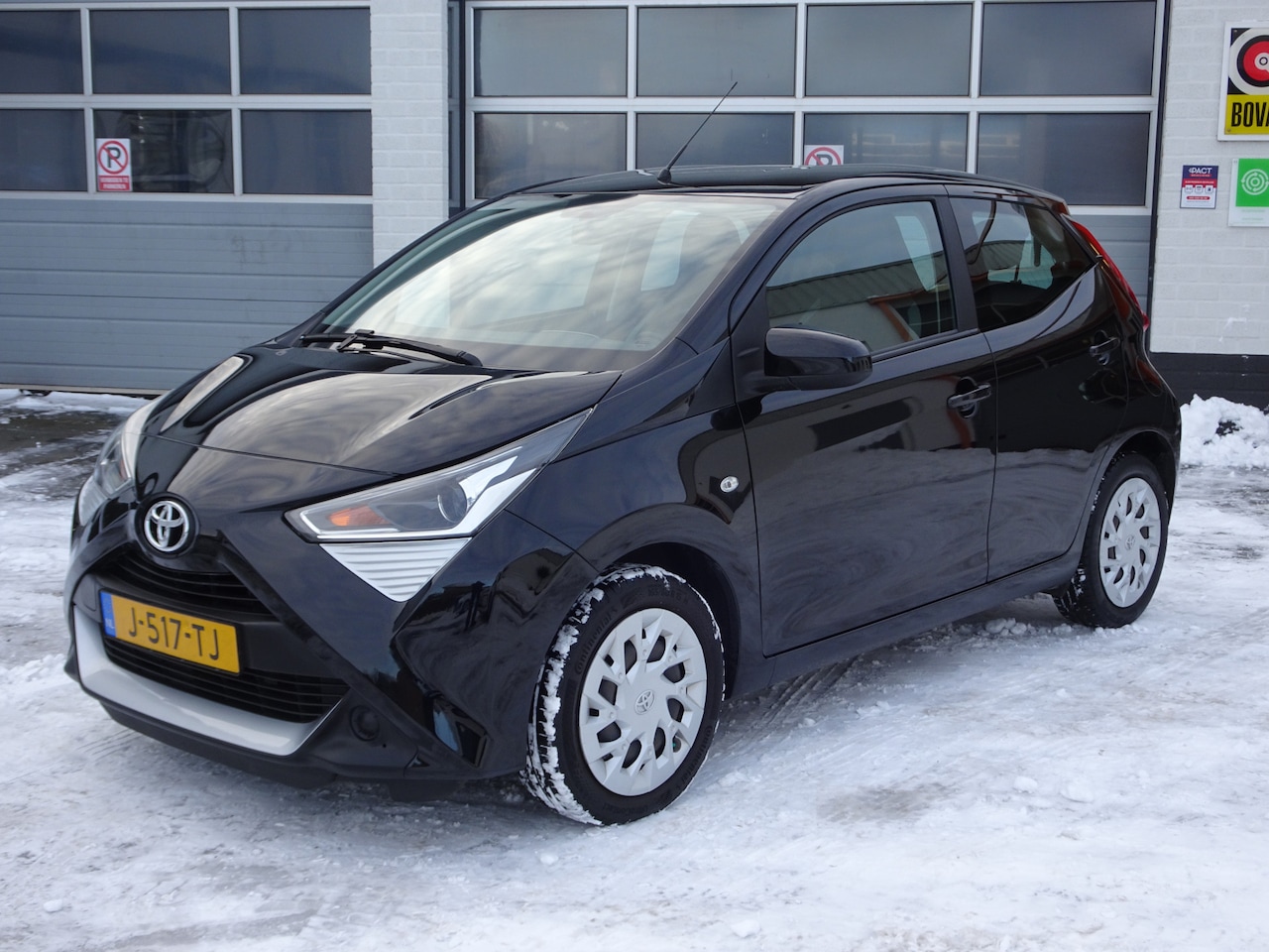 Toyota Aygo - 1.0 VVT-i x-play Airco, achteruitrij camera, elektrische ramen, centrale vergrendeling, ap - AutoWereld.nl