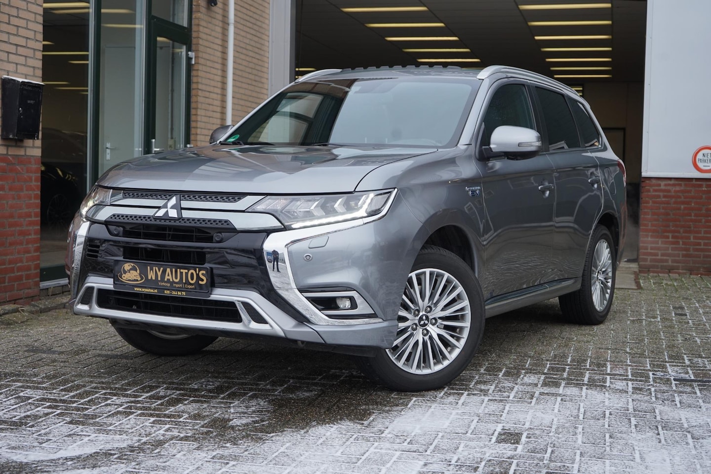Mitsubishi Outlander - 2.4 PHEV Instyle Schuifdak|Adaptieve cc|Trekhaak|Volleer|Stuurverwarming|Stoelverwarming|E - AutoWereld.nl