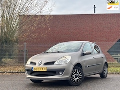 Renault Clio - 1.6-16V Dynamique Luxe | Nieuwe APK | Automaat| Lage Km NAP | Volledig onderhouden | Airco