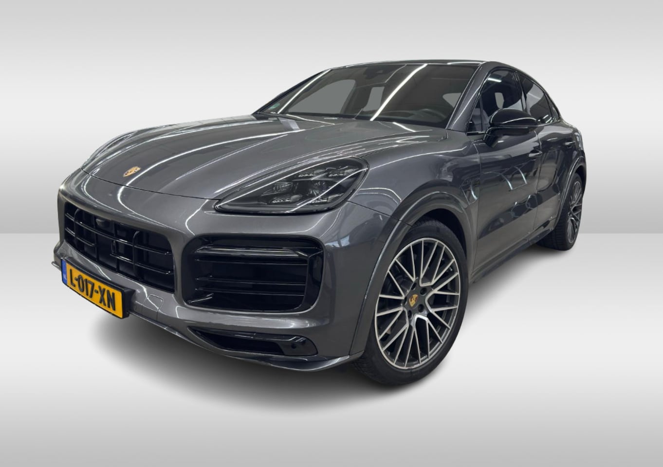 Porsche Cayenne Coupé - 3.0 E-Hybrid / Panoramadak / 360Camera / Head-up / Achterasbesturing / Luchtvering / 22'' - AutoWereld.nl