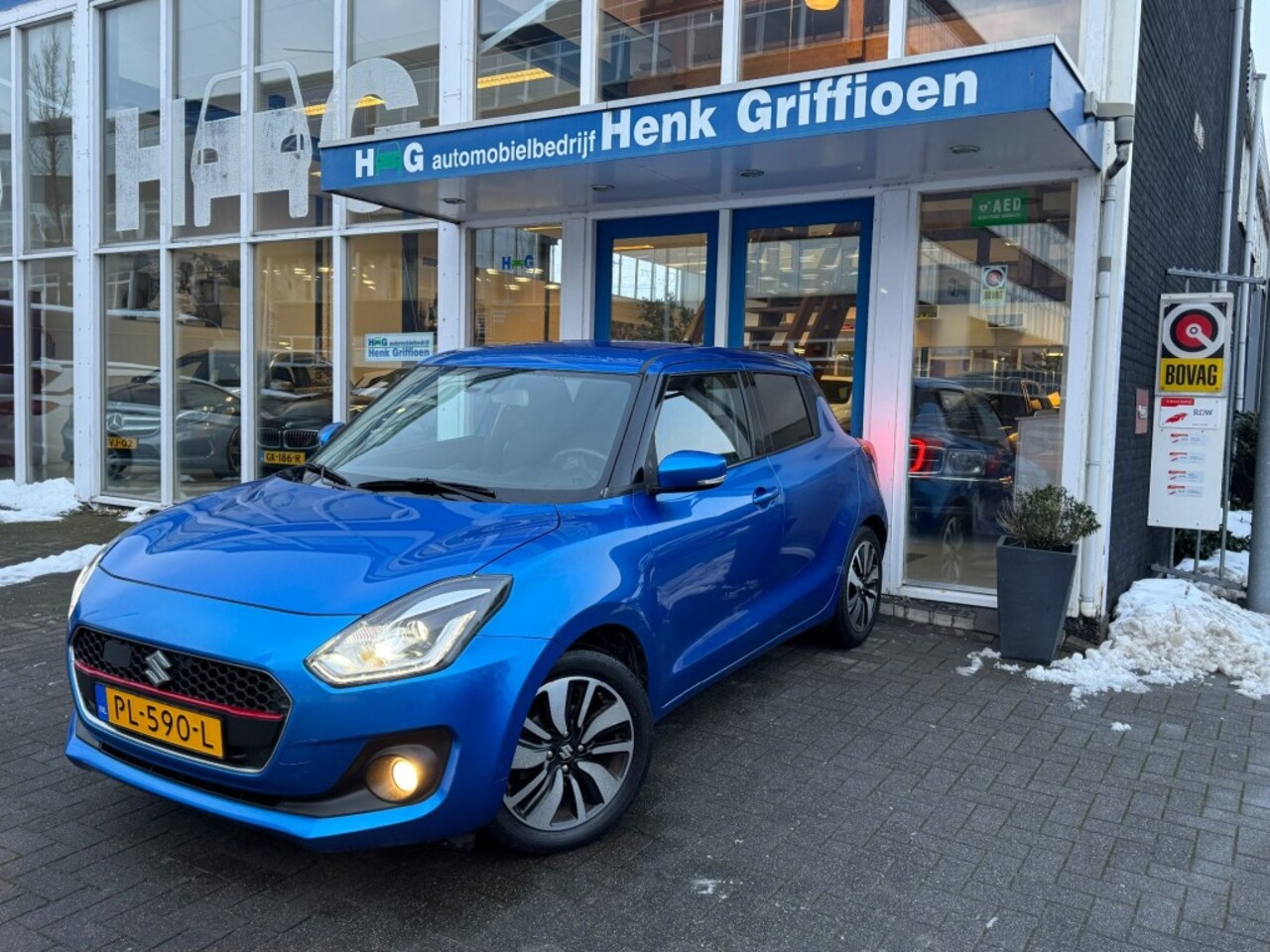 Suzuki Swift - 1.0 Stijl Automaat I Navigatie I Trekhaak I Cruise control I Climate control - AutoWereld.nl