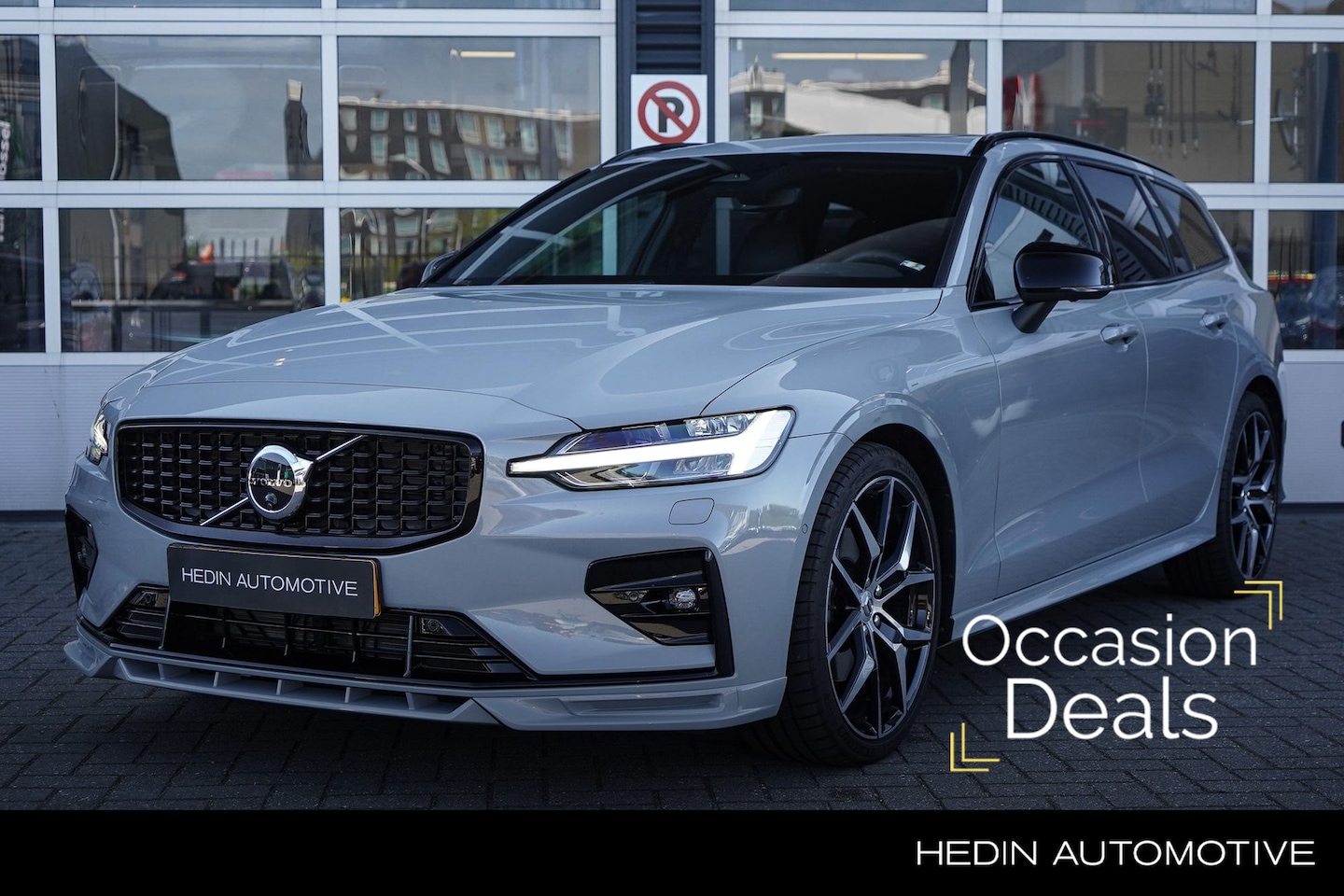 Volvo V60 - 2.0 B4 Ultra Dark | Heico styling kit | Panoramadak | Harman/Kardon | Google Infotainment - AutoWereld.nl