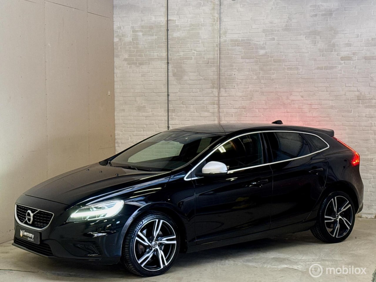 Volvo V40 - 2.0 T4 Automaat R Design | Leder | Trekhaak | NAP - AutoWereld.nl