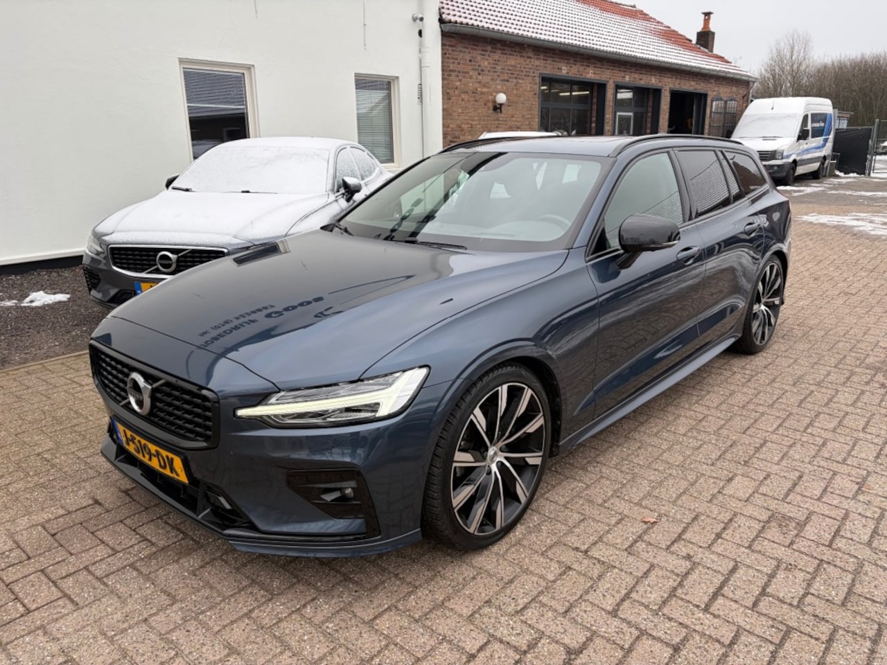 Volvo V60 - B3 R-Design Full Option BowersenWilkins Schuifdak HUD - AutoWereld.nl