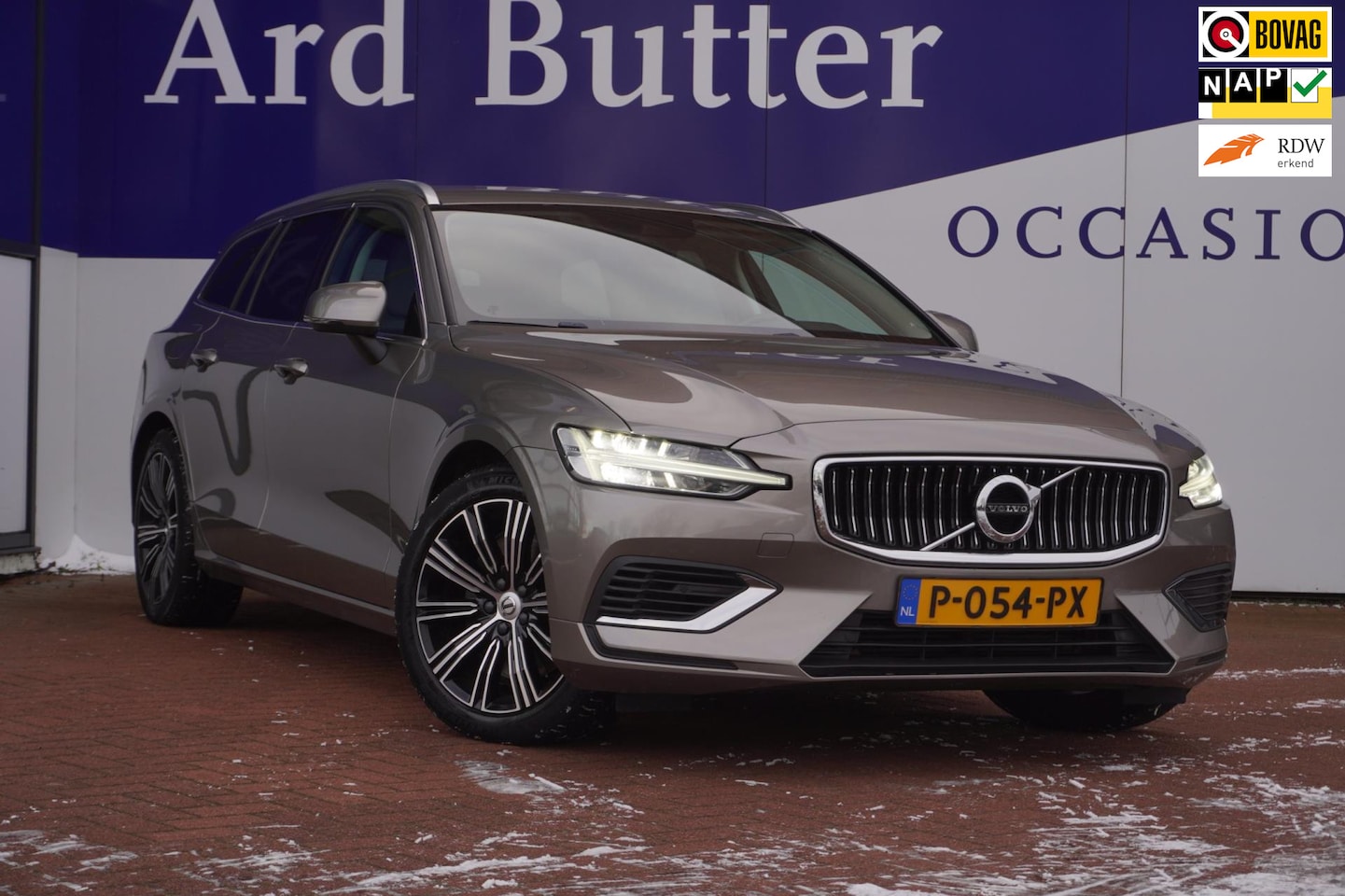 Volvo V60 - 2.0 T6 Plug-in hybrid AWD Essential Bright / Long Range 92KM / AutoPilot / Camera / Stoelv - AutoWereld.nl