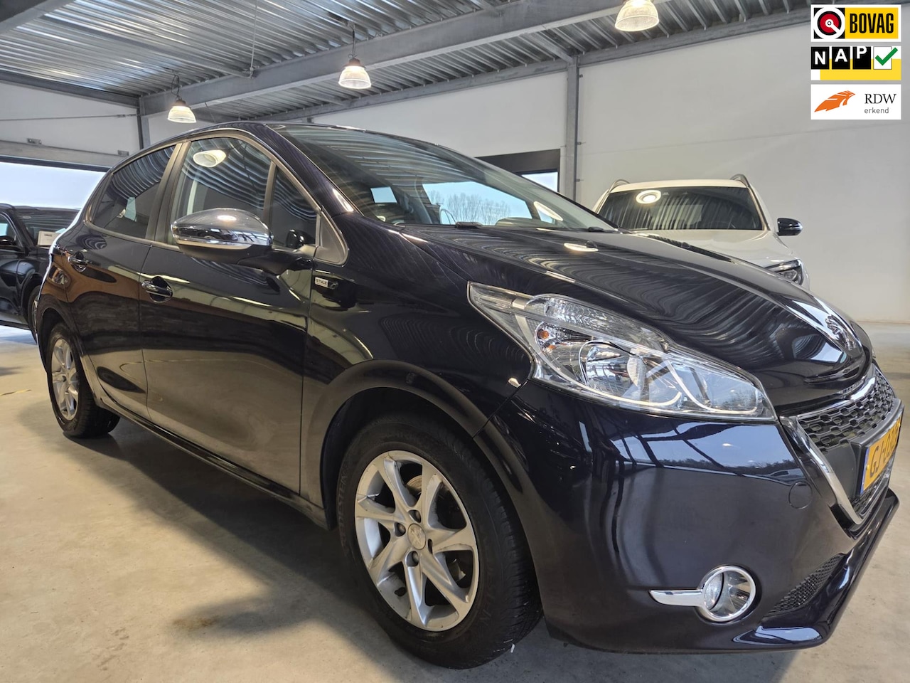 Peugeot 208 - 1.2 PureTech Style * Weinig kilometers !*Navigatie/telefoon. - AutoWereld.nl