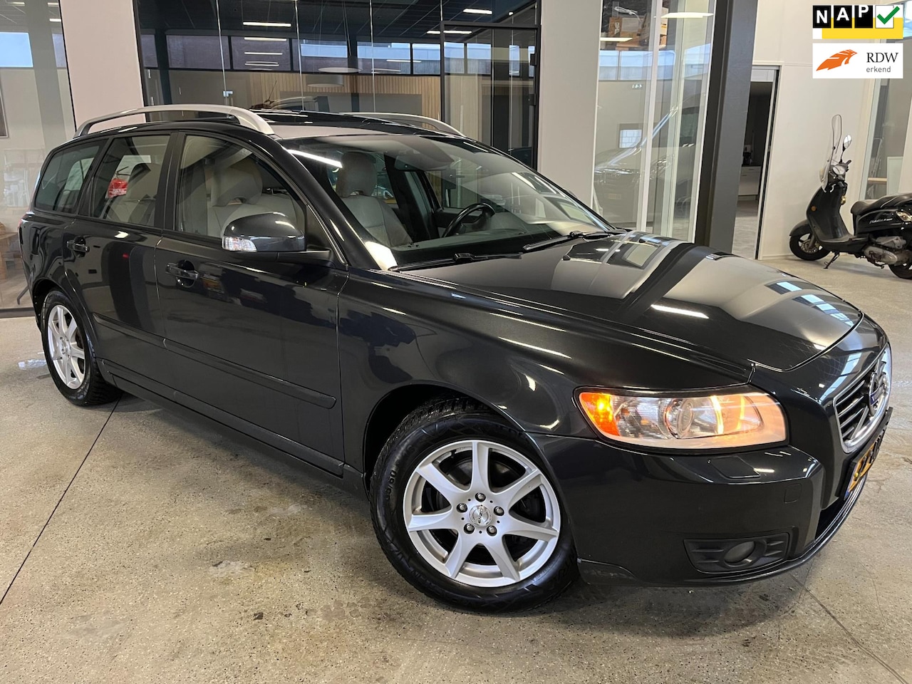 Volvo V50 - 1.6D S/S Edition II|Schuifkantel|Leder|Airco|Trekhaak| - AutoWereld.nl