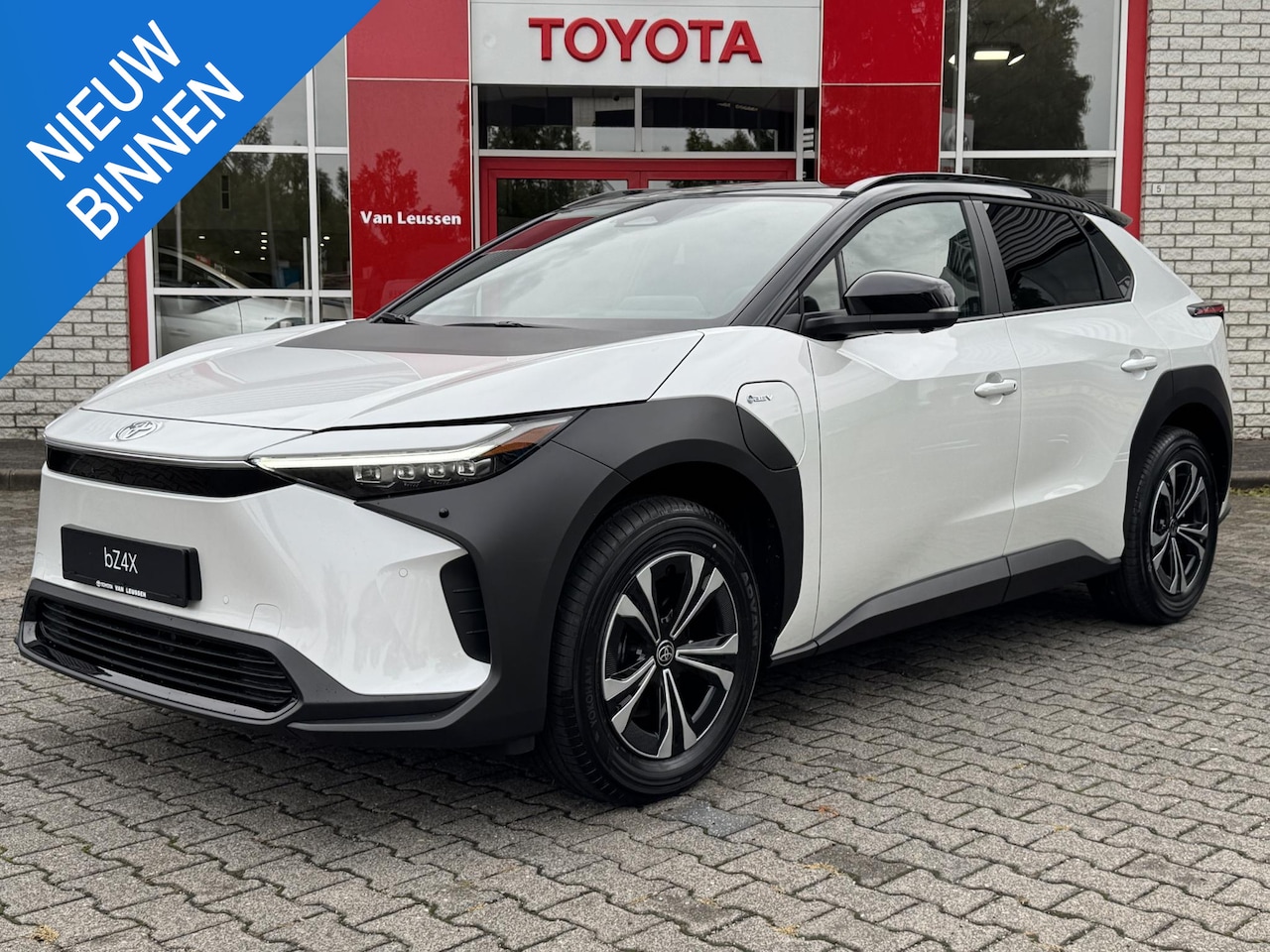 Toyota bZ4X - DYNAMIC 71 KWH BI-TONE NIEUW & DIRECT LEVERBAAR!!! PANO-DAK PARK-SENSOREN BLIND-SPOT 360° - AutoWereld.nl