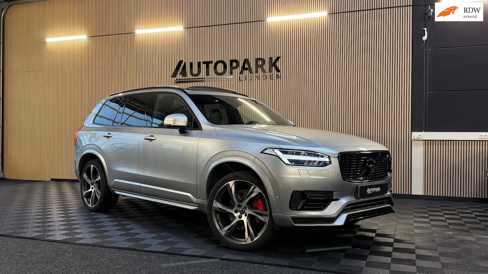 Volvo XC90 - 2.0 T8 Twin Engine AWD Inscription R-Design PANO|BOWERS & WILKINS|HUD|360CAM|KEYLESS|7PERS - AutoWereld.nl