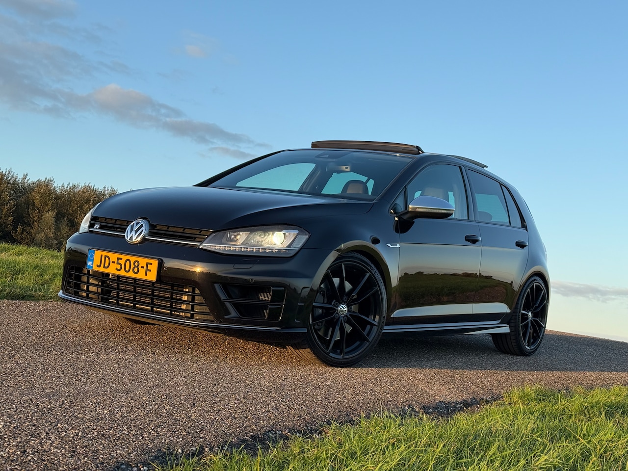 Volkswagen Golf - 2.0 TSI R 4MOTION | Stage 2 | 409 pk | Panorama | Leder | Miltek - AutoWereld.nl
