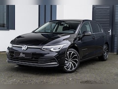 Volkswagen Golf - 1.5 eTSI Style CAMERA / TREKHAAK / IQ LIGHT