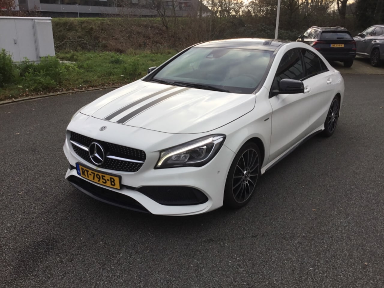 Mercedes-Benz CLA-Klasse - 180 122pk 7G-DCT Automaat Business Solution AMG | Foto's volgen | Trekhaak | Navigatie | P - AutoWereld.nl
