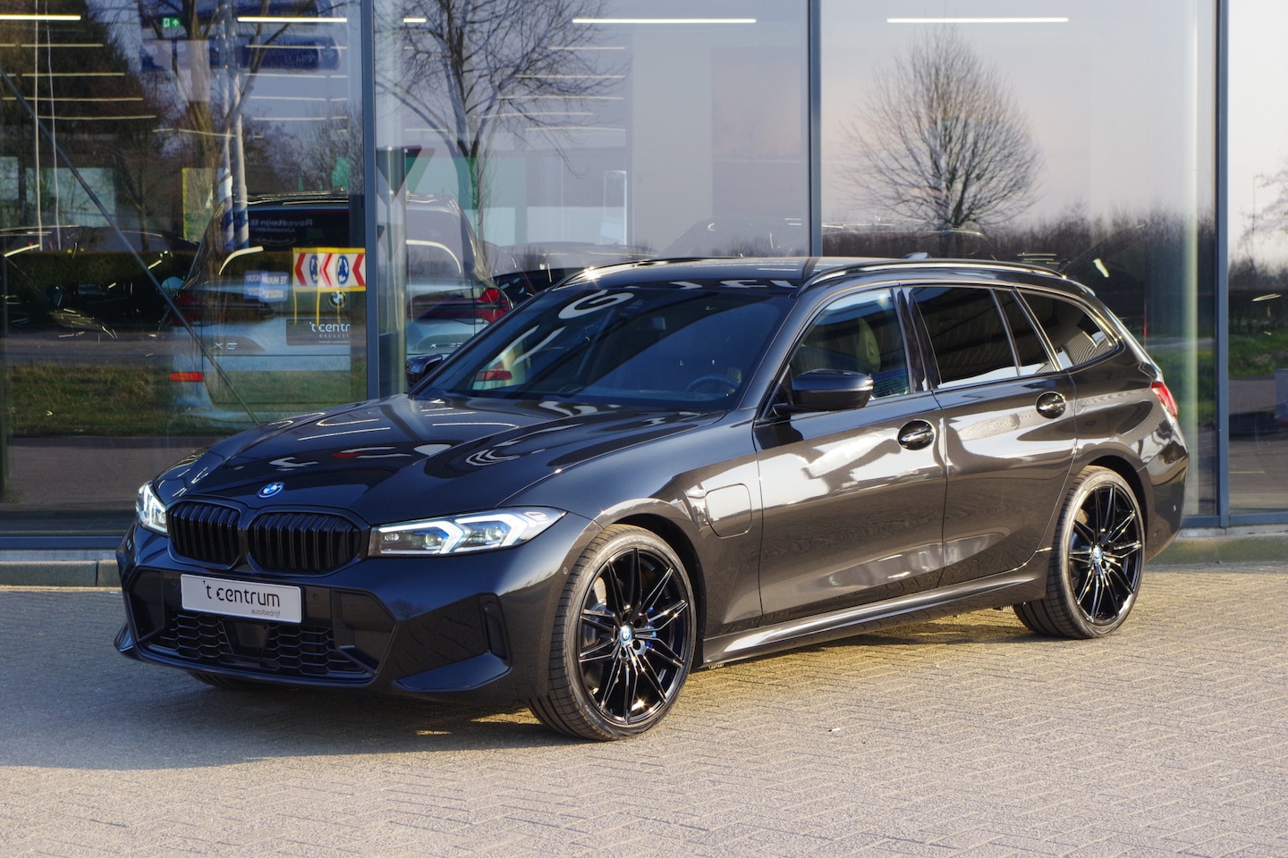 BMW 3-serie Touring - 330e xDrive 293 PK High Executive M-Sport PHEV, Kuipstoelen, Panoramadak, Memory, Head-up - AutoWereld.nl