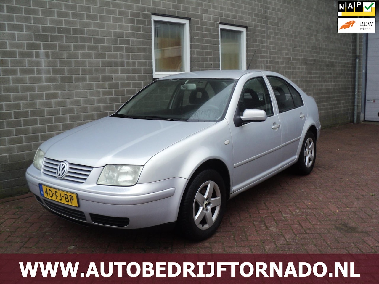 Volkswagen Bora - 1.6 Highline airco bj2000 - AutoWereld.nl