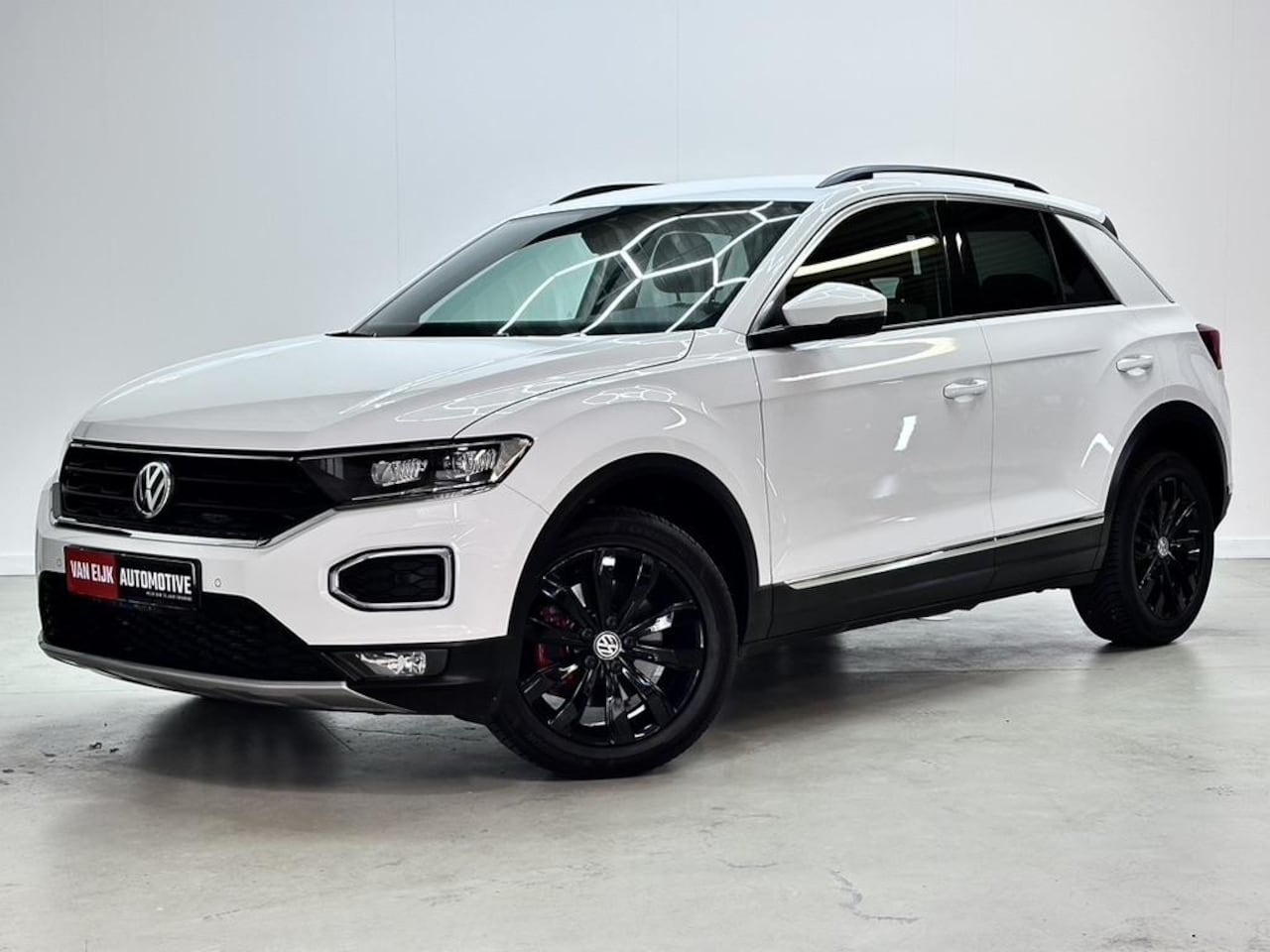 Volkswagen T-Roc - 1.5I Sport / Trekhaak / Navi / CarPlay / Black - AutoWereld.nl