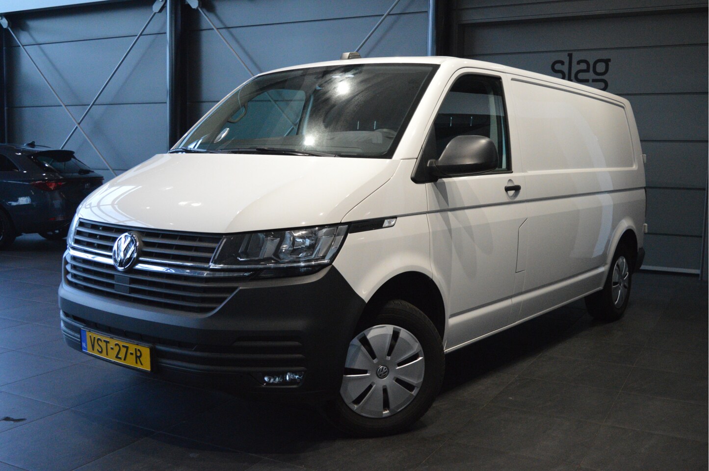 Volkswagen Transporter - 2.0 TDI L2H1 airco cruise app connect trekhaak 150 pk !! - AutoWereld.nl