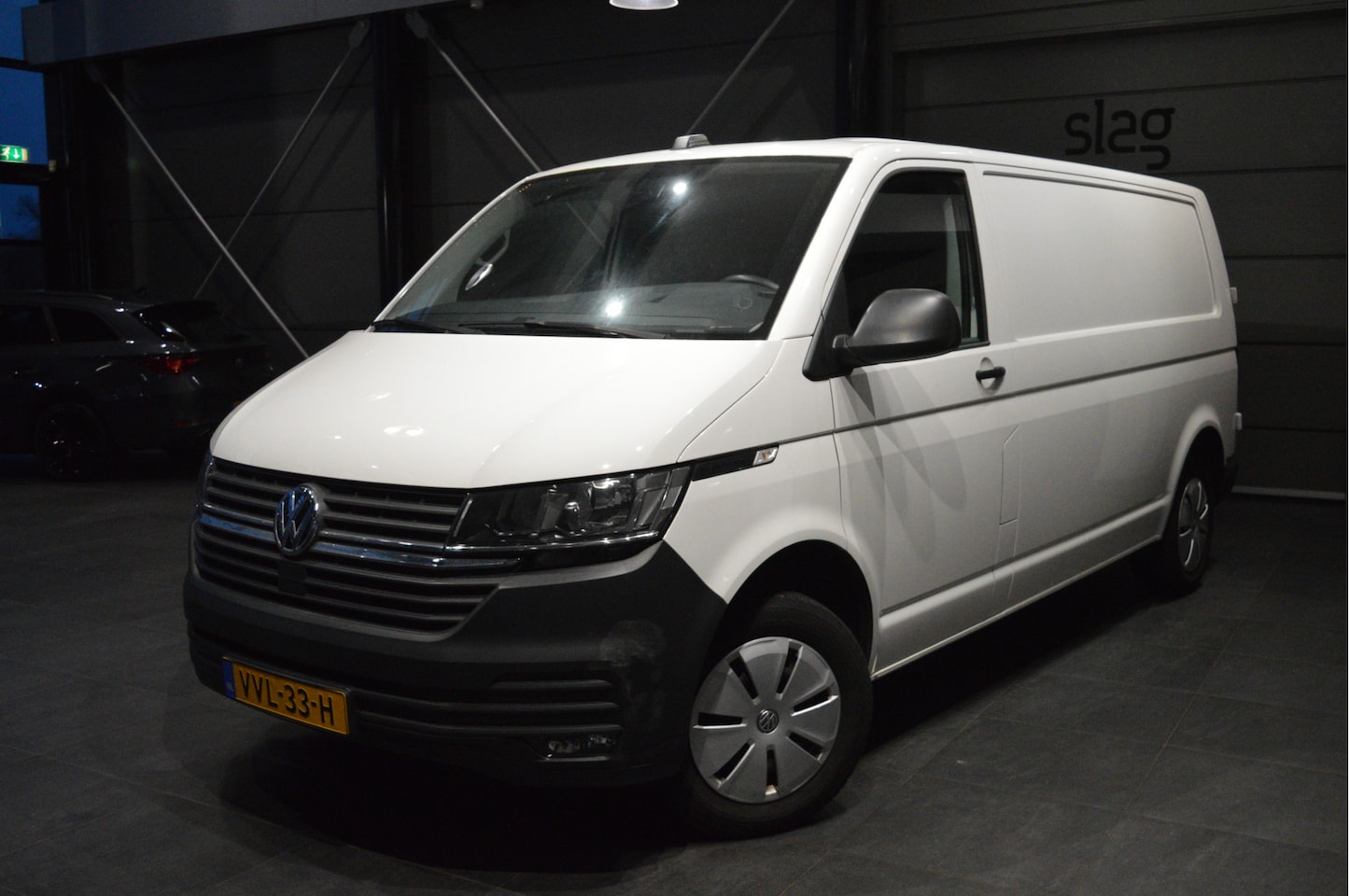 Volkswagen Transporter - 2.0 TDI L2H1 navi airco cruise pdc trekhaak 110 pk !! - AutoWereld.nl
