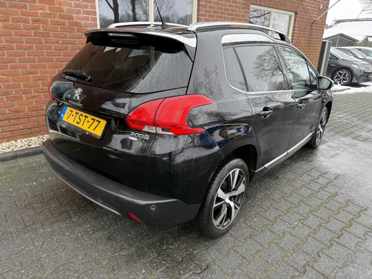Peugeot 2008 - 1.6 e-HDi BL Executive PANO / 1/2 LEER / NAVI / CLIMA / CRUISE / - AutoWereld.nl