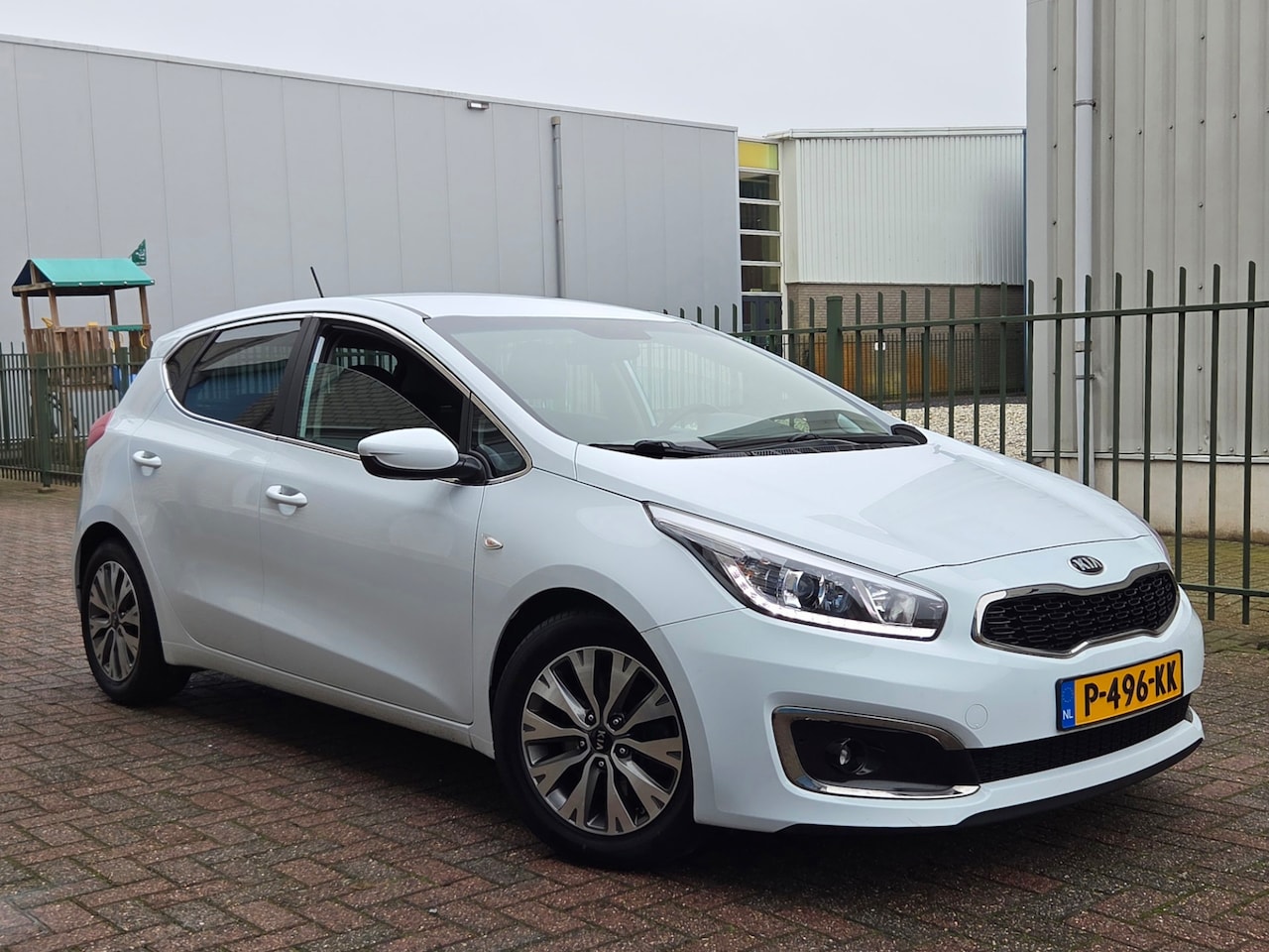 Kia Cee'd - 1.6 GDI Navigatie-Cruise-Led-Camera-Stoel+Stuur VW - AutoWereld.nl