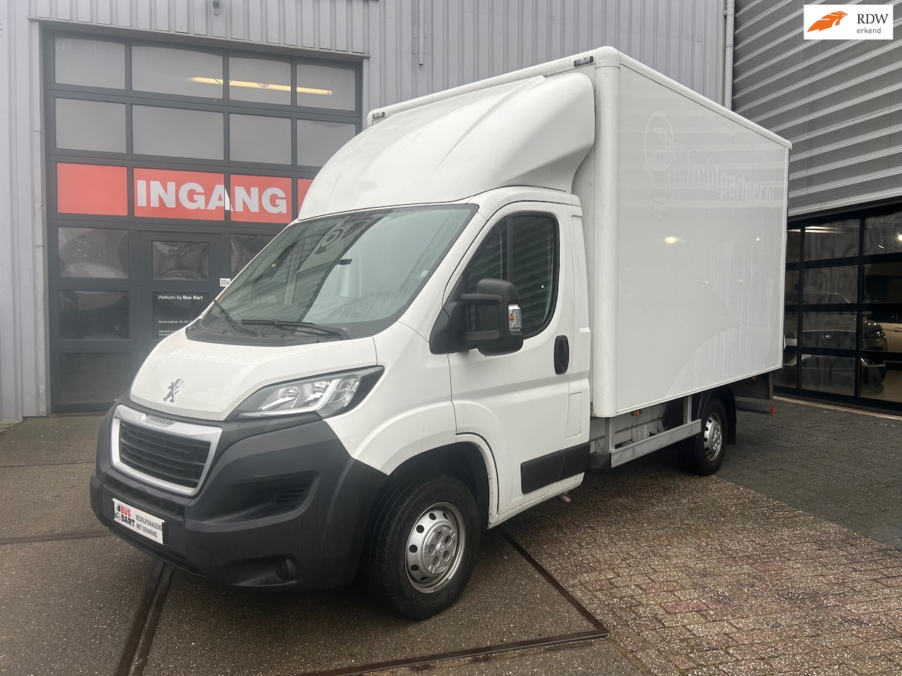 Peugeot Boxer - 335 2.0 BlueHDI L2| Laadklep| 3-pers.| 1e eigenaar| Navigatie - AutoWereld.nl