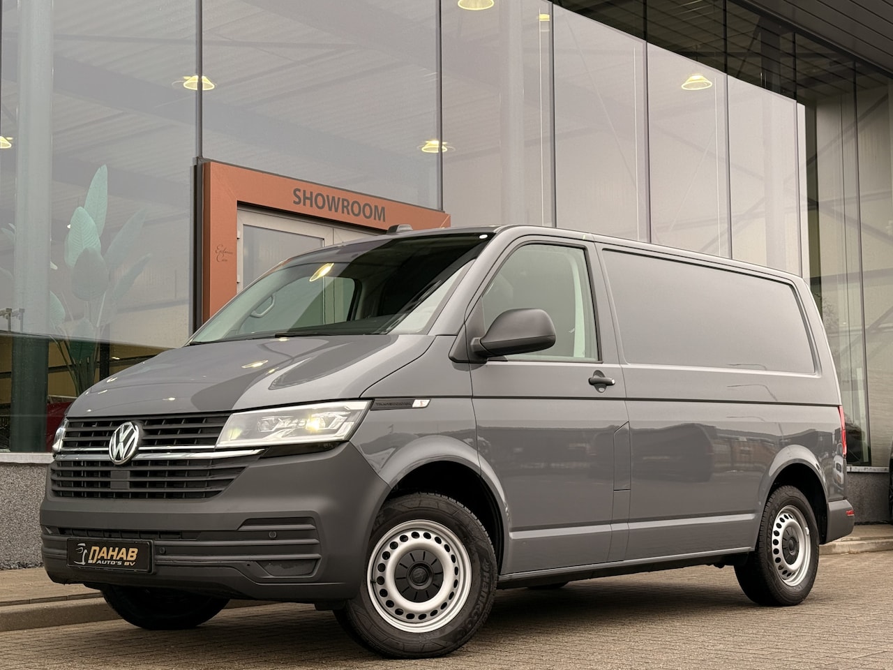 Volkswagen Transporter - 2.0 TDI L1H1 28 | EX BTW | ingebouwde Gereedschapskasten | Cruise | Trekhaak | Parkeersens - AutoWereld.nl