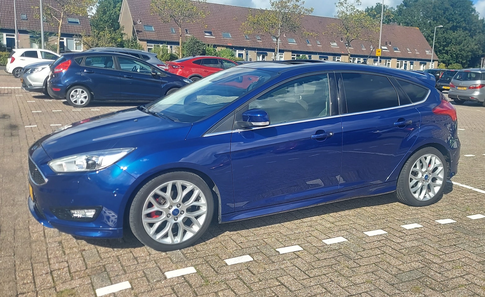 Ford Focus Wagon - 1.5 Titanium Edition Ford Focus Hatchb. 1.5 Titanium Vol opties Incl Garantie - AutoWereld.nl