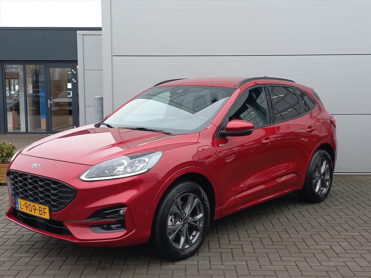 Ford Kuga - 2.5 PHEV e-CVT Automaat 225pk ST-Line X | Climate control | Navigatie | Trekhaak (1500kg) - AutoWereld.nl