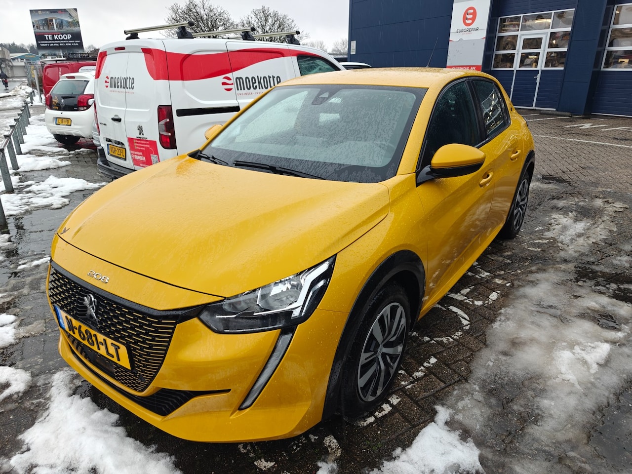 Peugeot e-208 - EV Active 50 kWh 3-Fase | Achterbank in delen neerklapbaar | Airco (automatisch) | Apple C - AutoWereld.nl