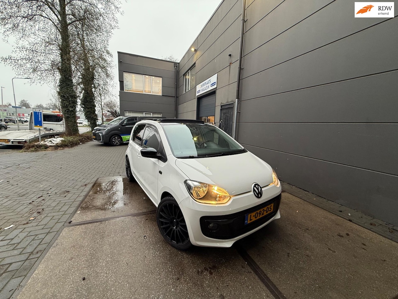 Volkswagen Up! - 1.0 high up! Pano/Lmv/Clima/Leer - AutoWereld.nl