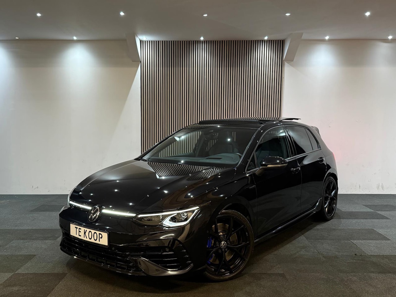 Volkswagen Golf - 2.0 TSI R 4Motion Pano l Leder l IQ l Performance l Akra l Camera l Bom Vol! - AutoWereld.nl