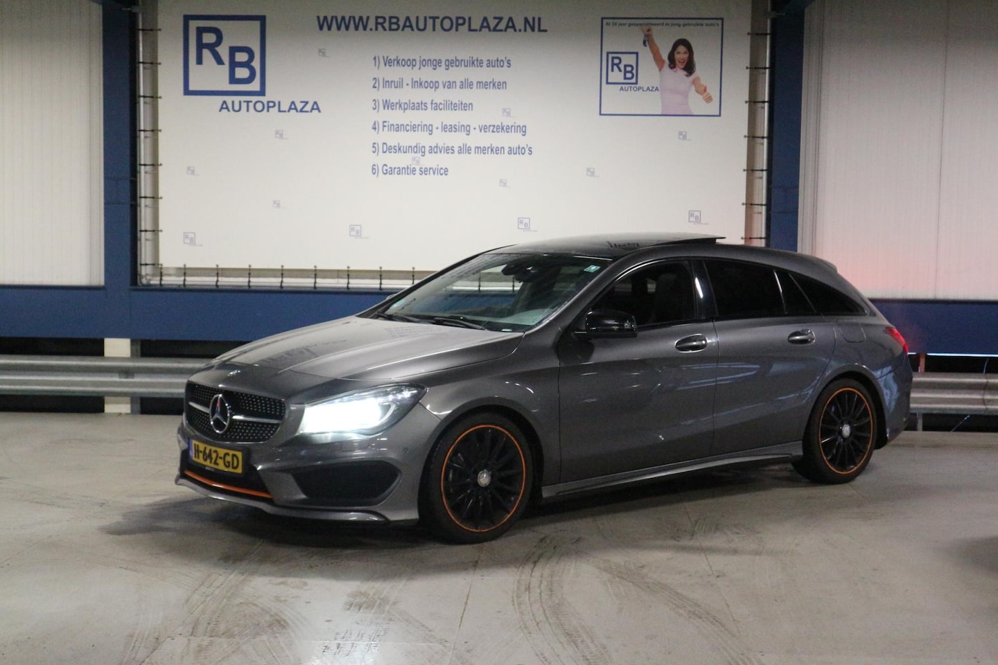 Mercedes-Benz CLA-klasse Shooting Brake - 180 OrangeArt Edition / Aut / Pano / 12 MAANDEN GARANTIE ! ! ! - AutoWereld.nl
