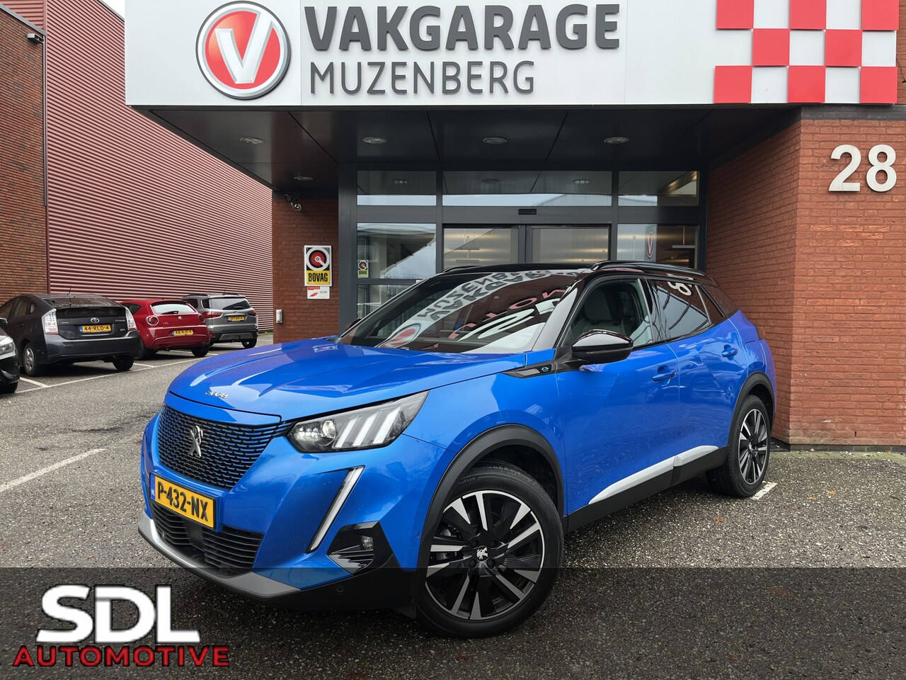 Peugeot e-2008 - EV GT Pack 50 kWh // SCHUIF-KANTELDAK // DODEHOEK // LEDER-ALCANTARA // FULL LED // ADAPT. - AutoWereld.nl