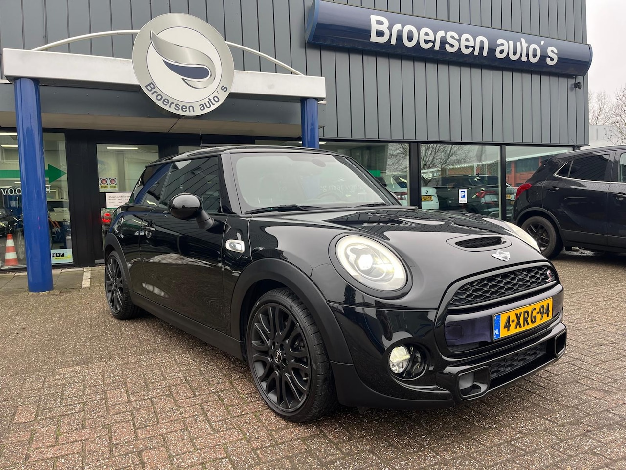 MINI Cooper S - Mini 2.0 192pk Chilli Serious Business met Pano, Leer en Stoelverwarming - AutoWereld.nl