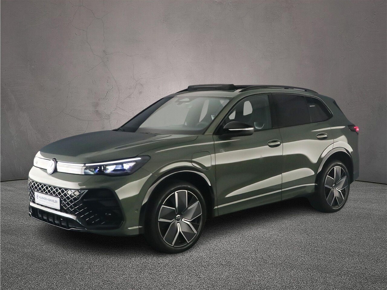 Volkswagen Tiguan - R-Line Edition 1.5 TSI eHybrid 272pk DSG Automaat Trekhaak, Panoramadak, Black Style, Adap - AutoWereld.nl