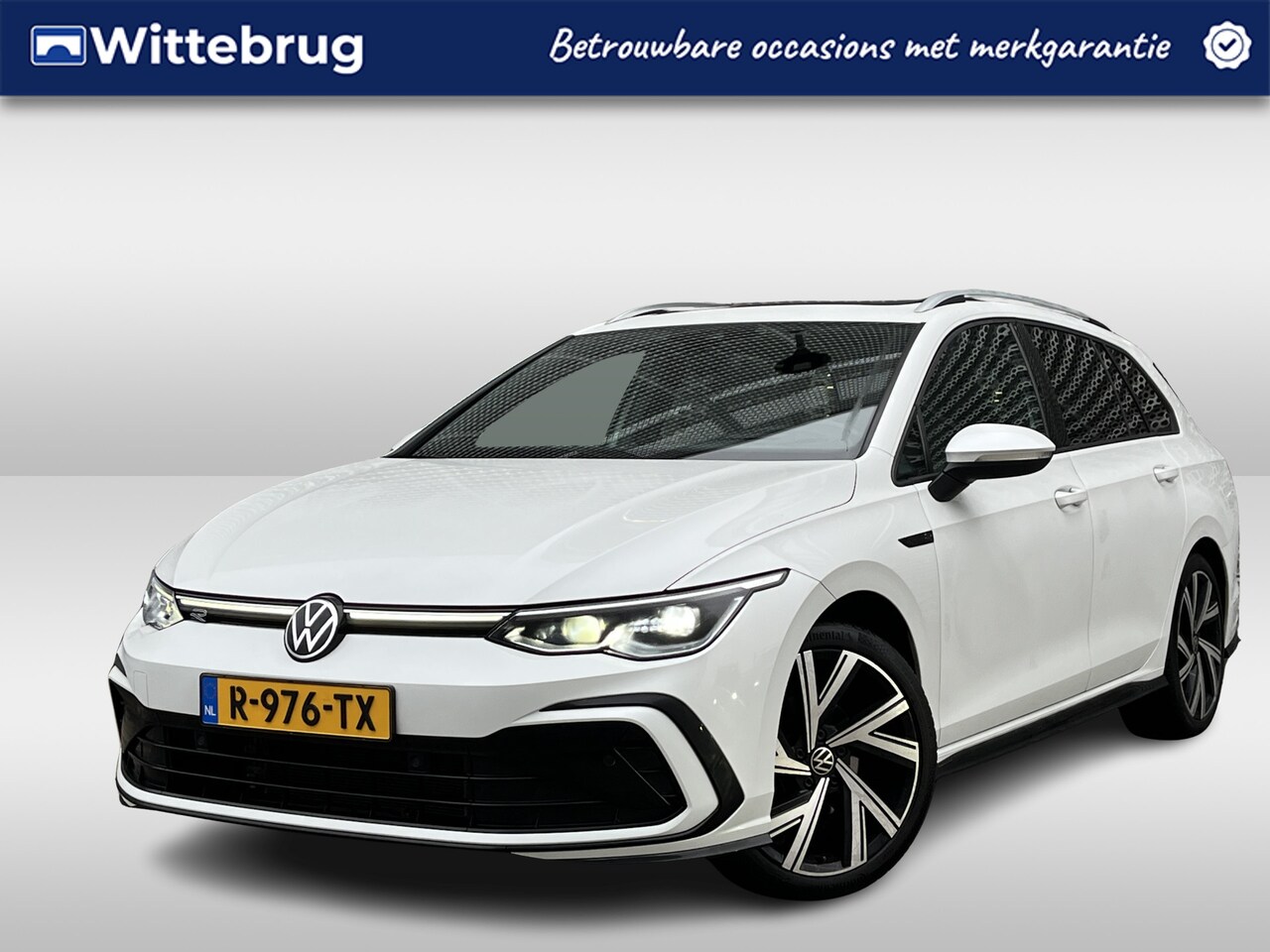 Volkswagen Golf Variant - 1.5 eTSI R-Line Business+ / Pano / Navigatie / Camera / Parkeersensoren V+A / App connect - AutoWereld.nl