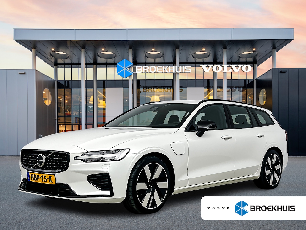 Volvo V60 - T6 Recharge Ultra Dark | 19" | Sportstoelen | Trekhaak | Panoramadak | 360 Camera | Harman - AutoWereld.nl
