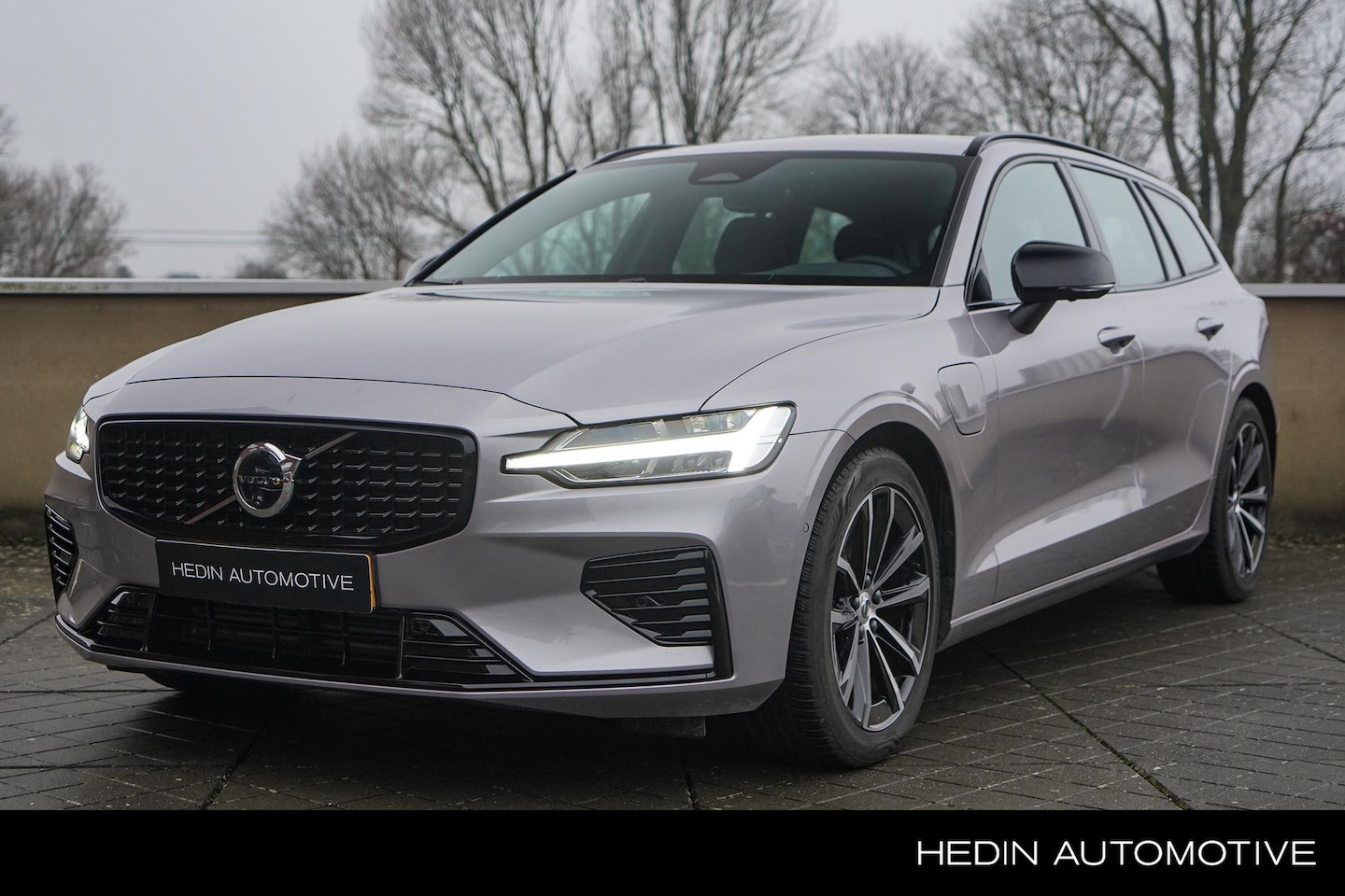 Volvo V60 - 2.0 T6 Plug-in hybrid AWD Plus Dark | Panoramadak | Trekhaak | Verwarmbare voorruit| 360 C - AutoWereld.nl