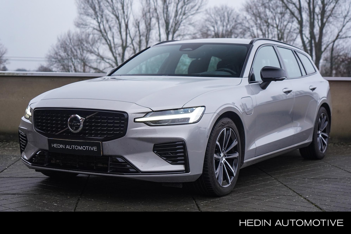 Volvo V60 - 2.0 T6 Plug-in hybrid AWD Plus Dark Harman Kardon Audio | Trekhaak | Verwarmbare voorruit| - AutoWereld.nl