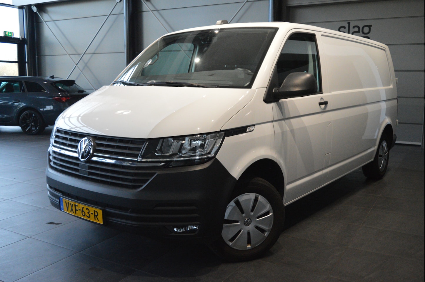 Volkswagen Transporter - 2.0 TDI L2H1 airco navi cruise pdc trekhaak 150 pk !! - AutoWereld.nl