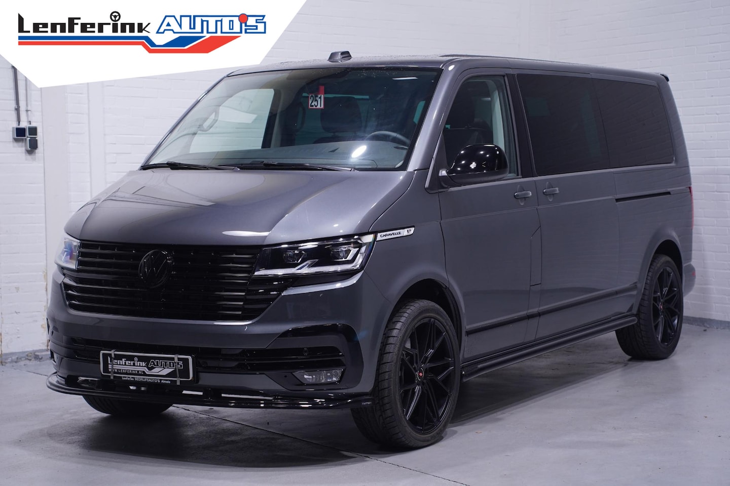 Volkswagen Transporter - 2.0 TDI 204 pk DSG Aut. Highline Edition Dubbel Cabine 2x Elek. Schuifdeur, 20" LMV, Zwart - AutoWereld.nl