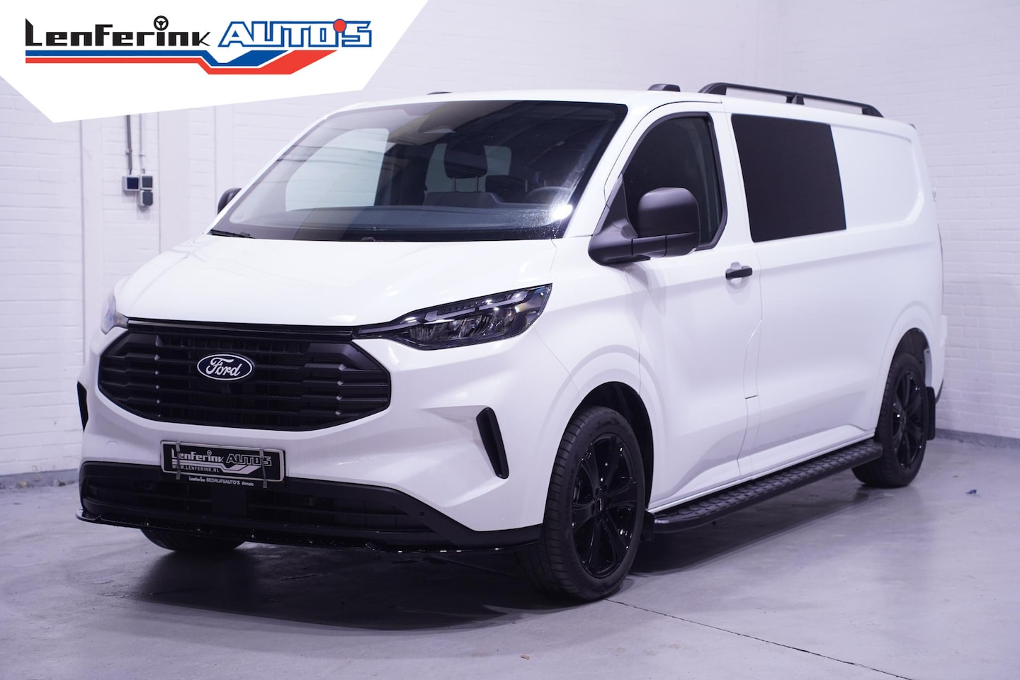 Ford Transit Custom - 2.0 TDCI 136 pk L2 Dubbel Cabine Black&White Edition 19" LMV, Treeplanken, Dakrails, Laadr - AutoWereld.nl